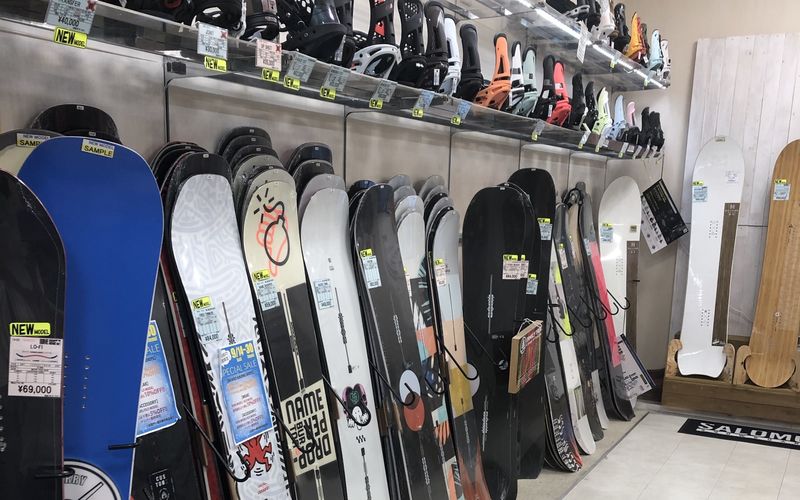 年 神田でスノボ用品を揃えよう 狙い目は夏 Crew And